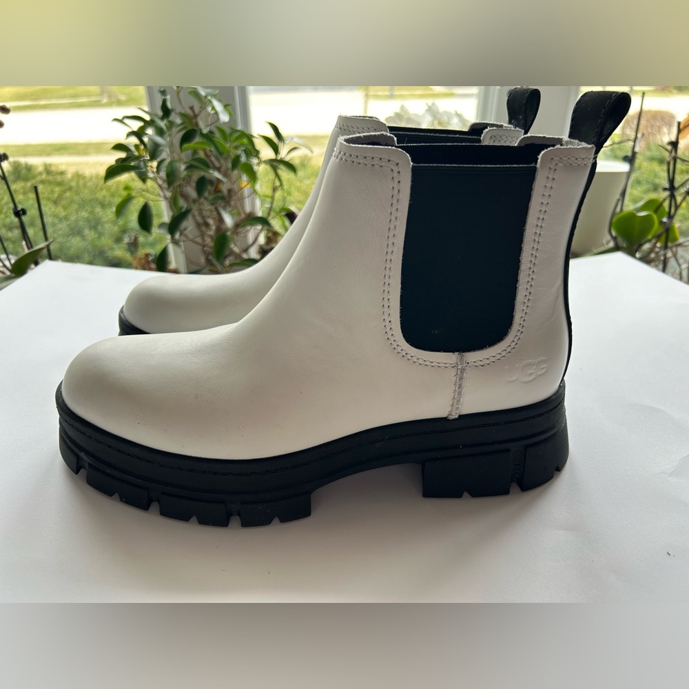 NIB UGG Womens's Ashton Chelsae Boot In White
